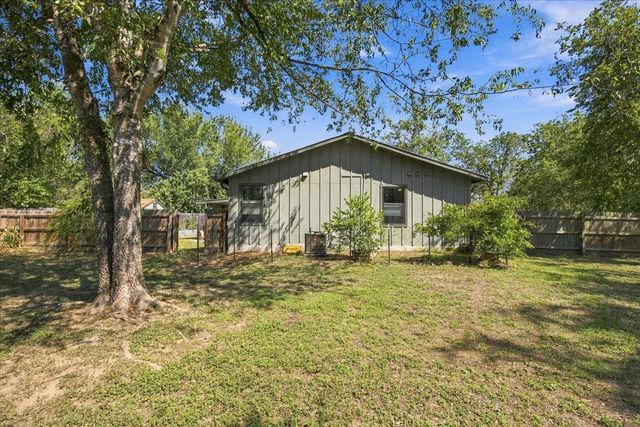 706 Jones ST, Smithville, TX 78957