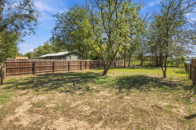 706 Jones ST, Smithville, TX 78957