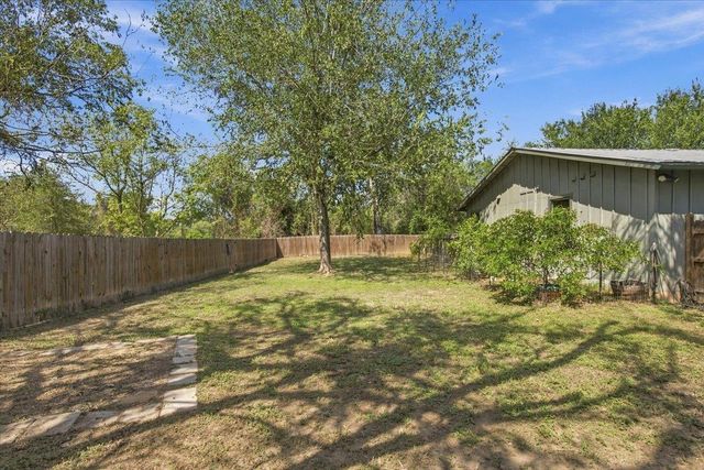 706 Jones ST, Smithville, TX 78957