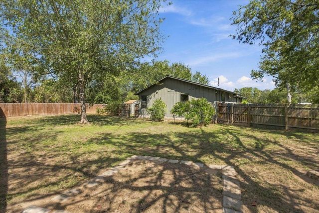 706 Jones ST, Smithville, TX 78957