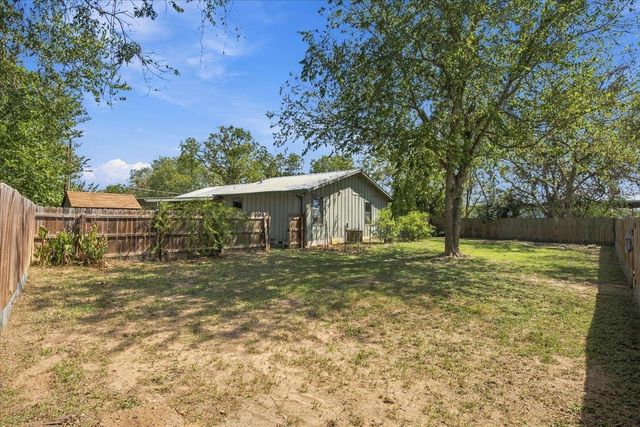 706 Jones ST, Smithville, TX 78957