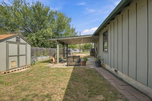 706 Jones ST, Smithville, TX 78957