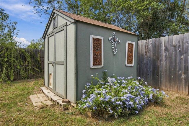 706 Jones ST, Smithville, TX 78957
