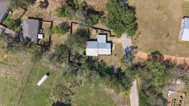 706 Jones ST, Smithville, TX 78957