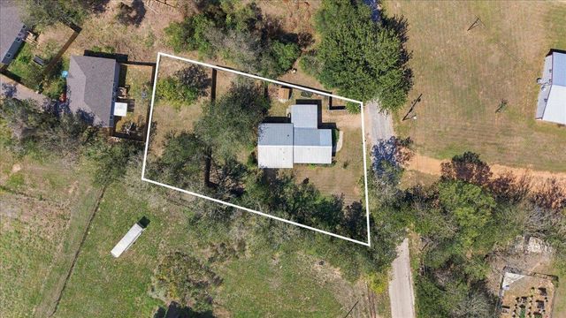 706 Jones ST, Smithville, TX 78957