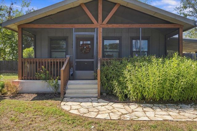 706 Jones ST, Smithville, TX 78957