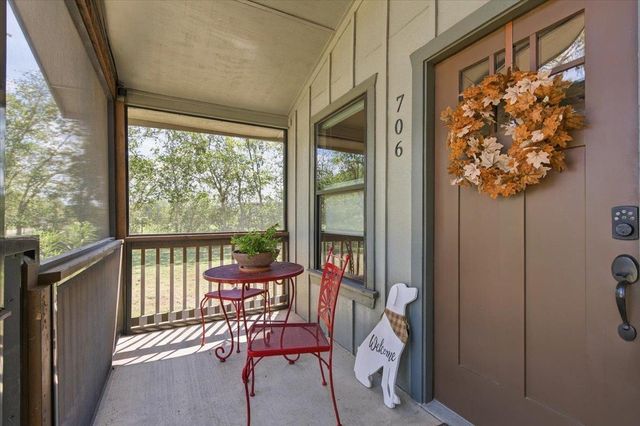 706 Jones ST, Smithville, TX 78957