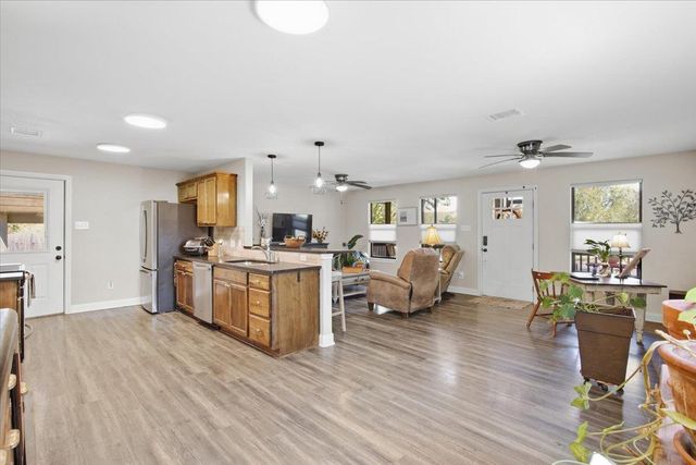 706 Jones ST, Smithville, TX 78957