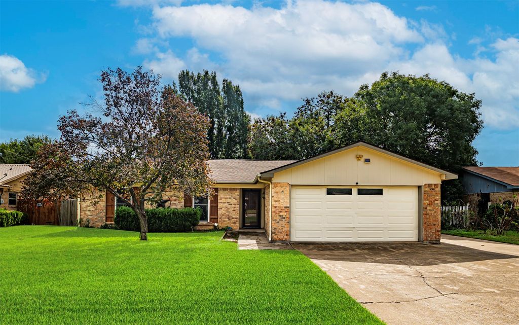 1620 Edge Hill Road, Benbrook, TX 76126 — exterior
