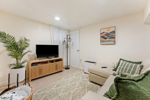 191 E 9Th St, Clifton City, NJ 07011