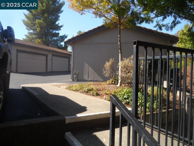 1405 Hull Ln, Martinez, CA 94553