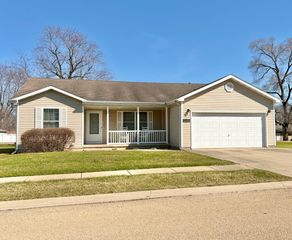 2100 Fox Chase Drive, Ottawa, IL 61350