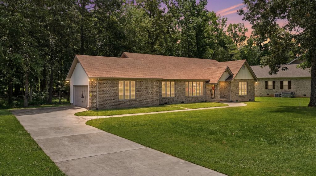 203 Woodson Dr, Tullahoma, TN 37388