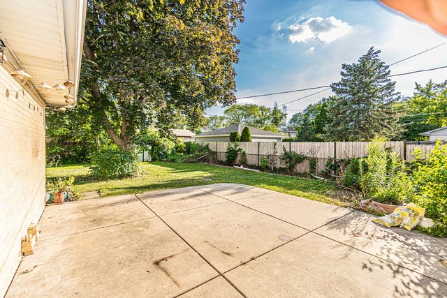 1767 E Cree Lane, Mount Prospect, IL 60056