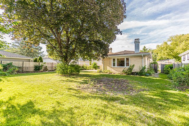 1767 E Cree Lane, Mount Prospect, IL 60056