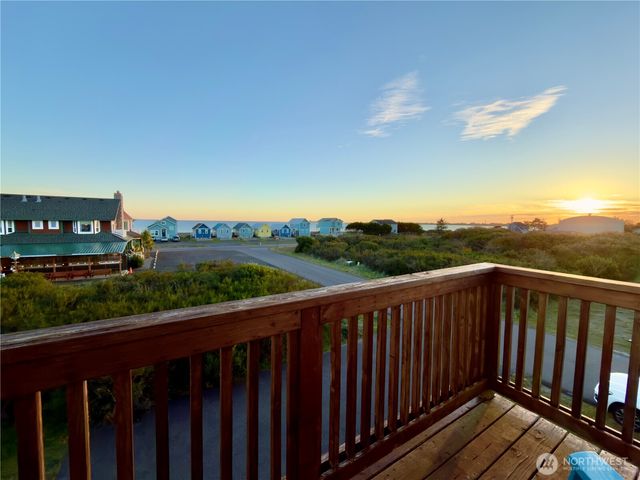 1046 Wawona Avenue SE, Ocean Shores, WA 98569