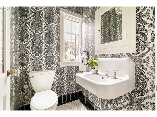 2261 Ne 30TH Ave, Portland, OR 97212