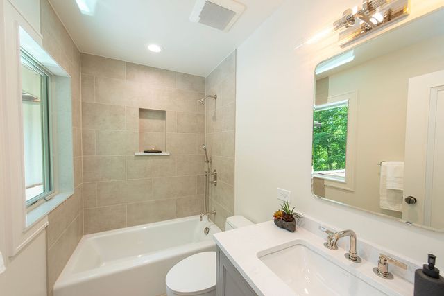 1221 Loch Lane, Lake Forest, IL 60045