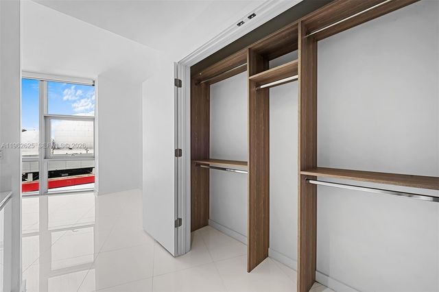 851 NE 1st Ave 1012, Miami, FL 33132