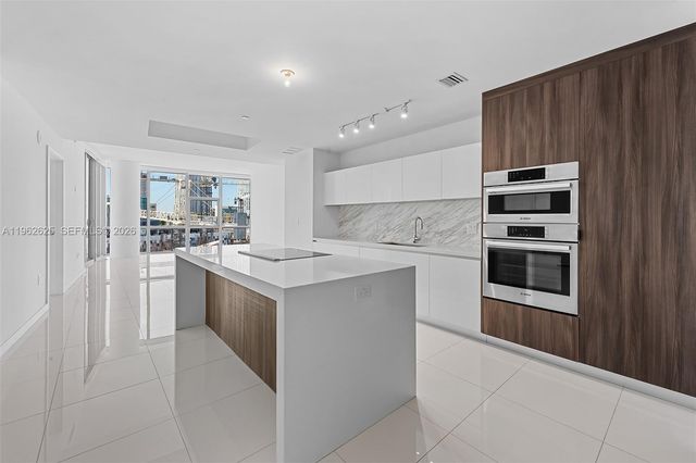 851 NE 1st Ave 1012, Miami, FL 33132