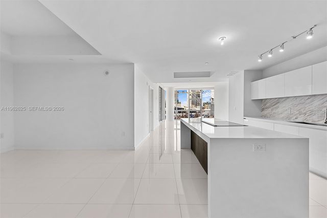 851 NE 1st Ave 1012, Miami, FL 33132