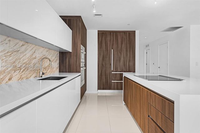 851 NE 1st Ave 1012, Miami, FL 33132