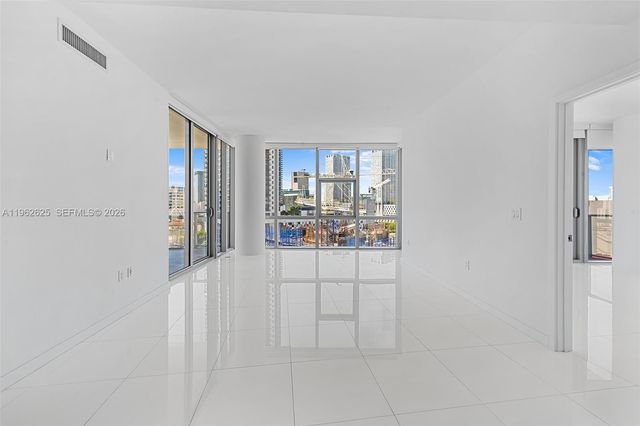 851 NE 1st Ave 1012, Miami, FL 33132