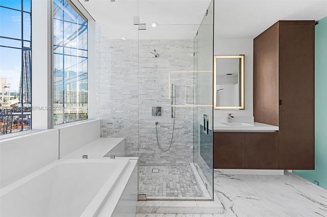 851 NE 1st Ave 1012, Miami, FL 33132