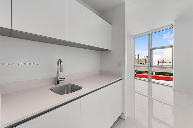 851 NE 1st Ave 1012, Miami, FL 33132