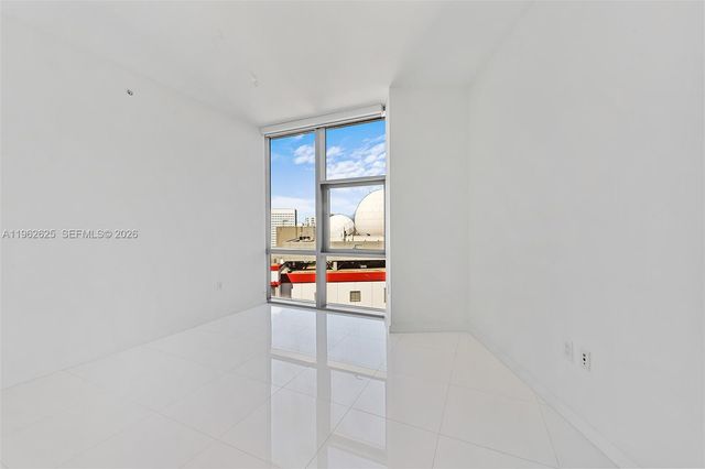 851 NE 1st Ave 1012, Miami, FL 33132