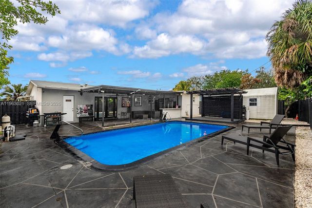 200 SW 69th Ter, Pembroke Pines, FL 33023