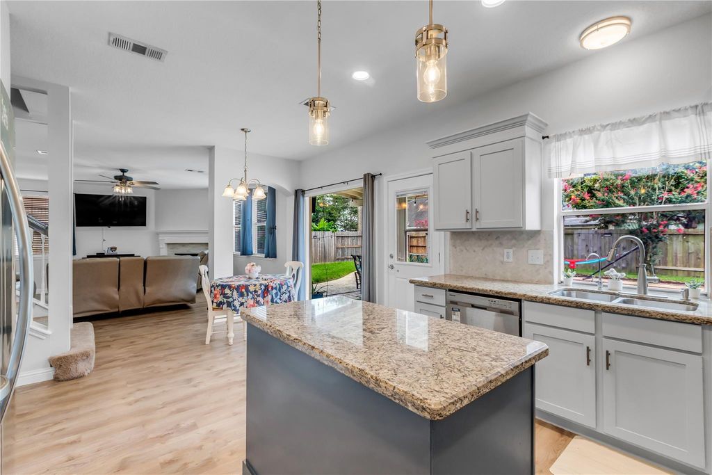 Image 10 of property listing at 5506 Poundstone Court, Sugar Land, TX 77479