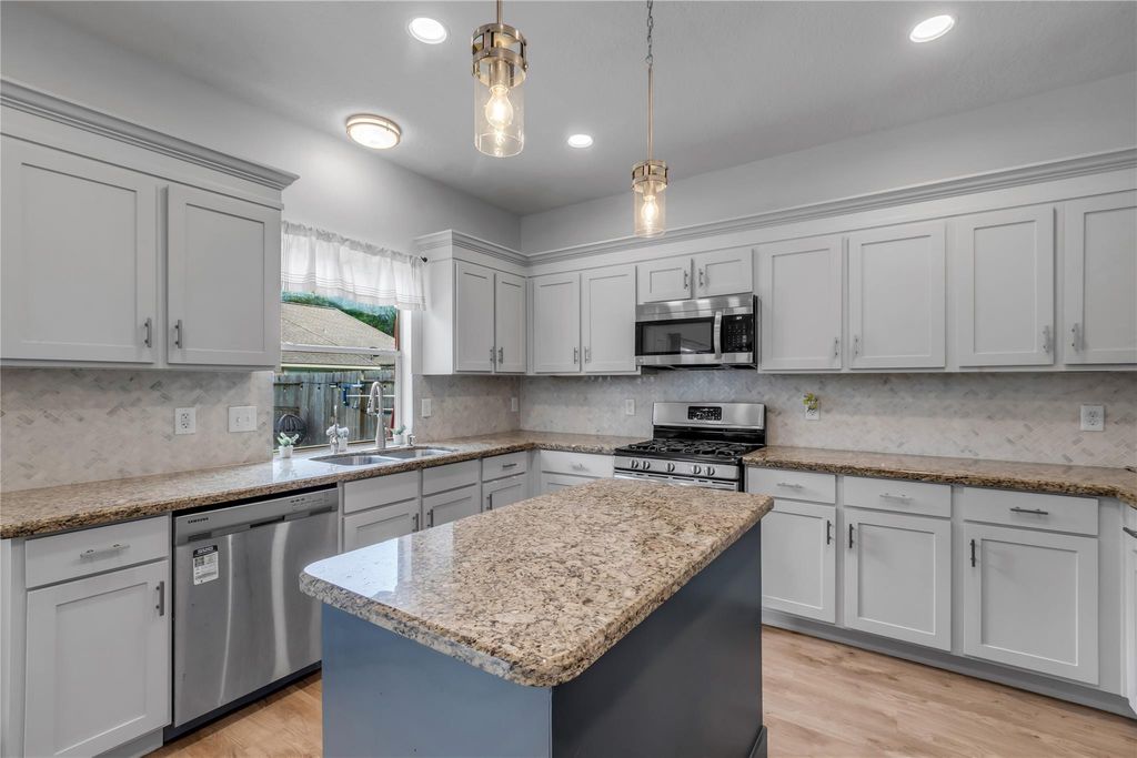 Image 11 of property listing at 5506 Poundstone Court, Sugar Land, TX 77479