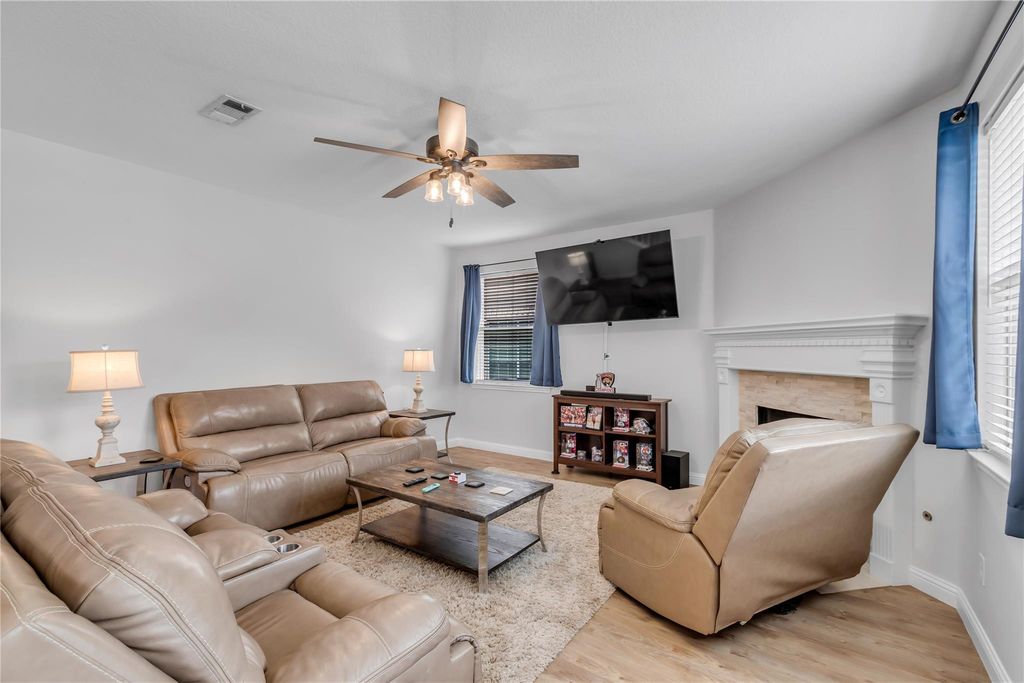 Image 15 of property listing at 5506 Poundstone Court, Sugar Land, TX 77479