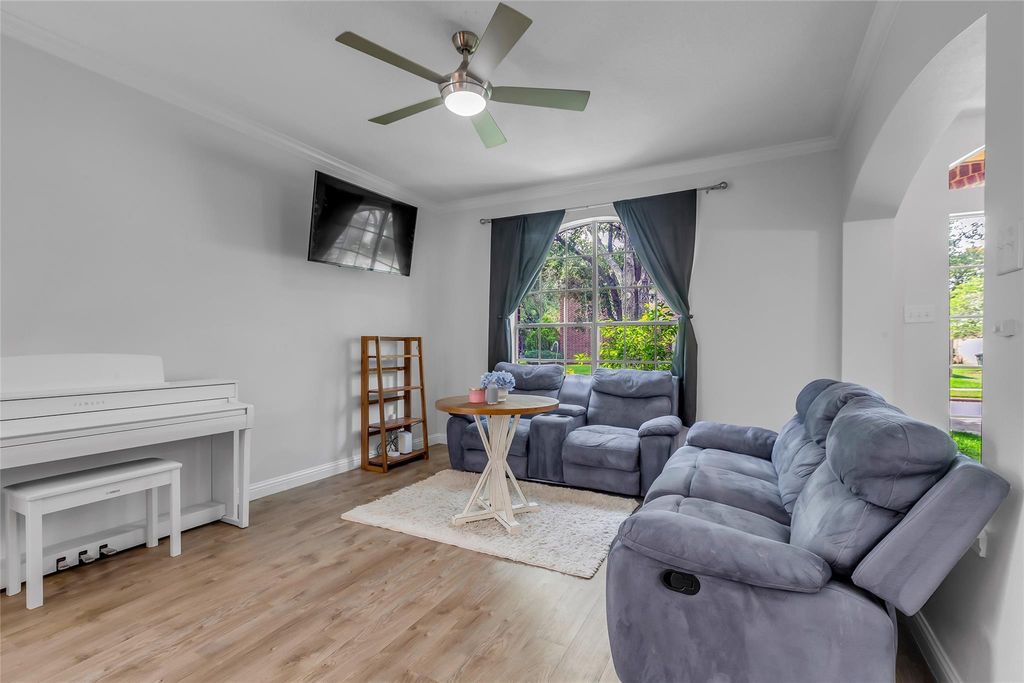 Image 6 of property listing at 5506 Poundstone Court, Sugar Land, TX 77479