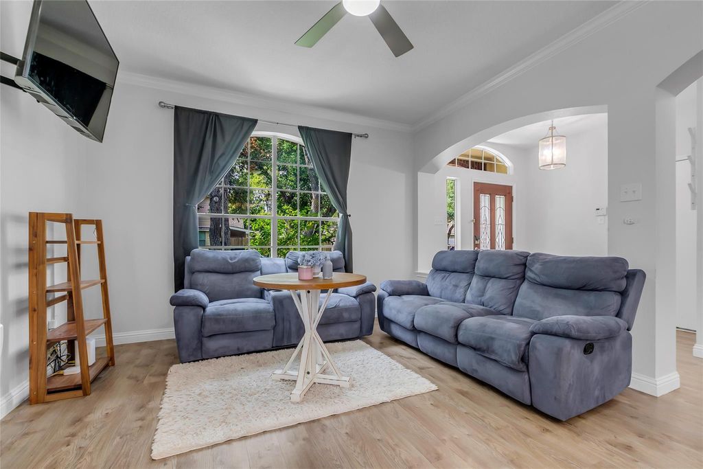 Image 7 of property listing at 5506 Poundstone Court, Sugar Land, TX 77479