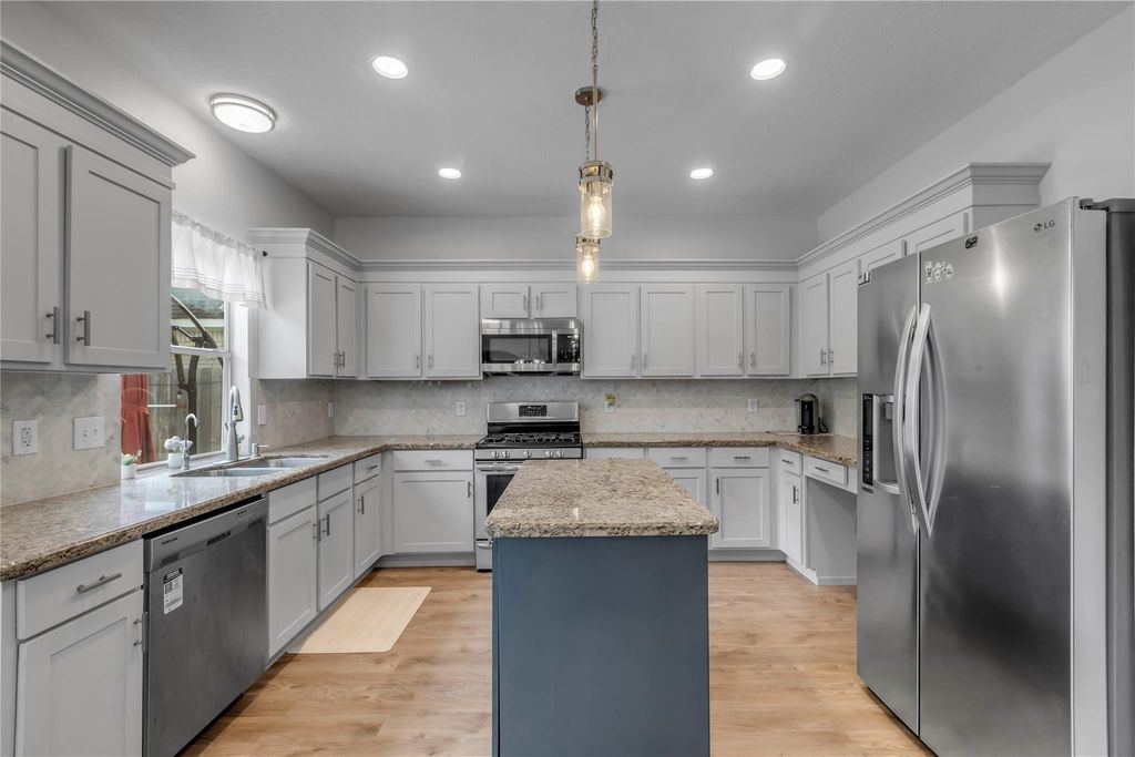 Image 8 of property listing at 5506 Poundstone Court, Sugar Land, TX 77479