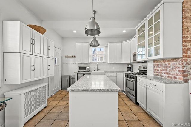 15 Bayside Avenue, Oyster Bay, NY 11771