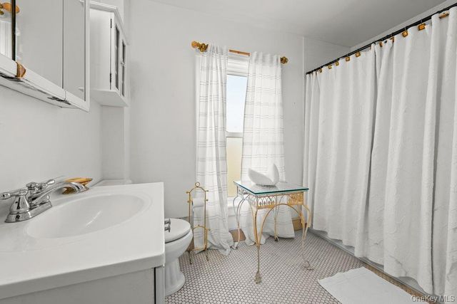 15 Bayside Avenue, Oyster Bay, NY 11771