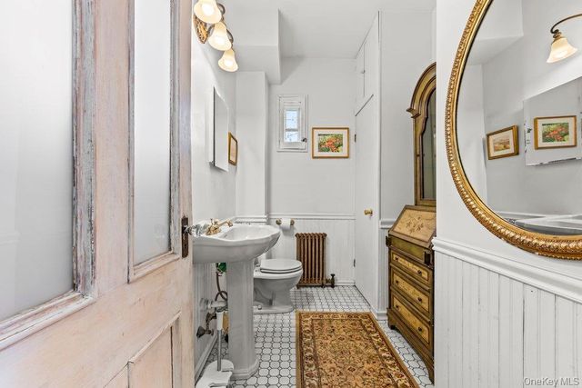 15 Bayside Avenue, Oyster Bay, NY 11771