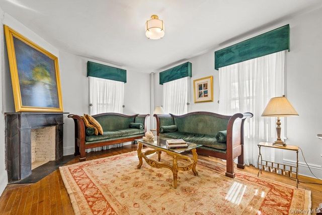 15 Bayside Avenue, Oyster Bay, NY 11771