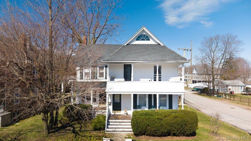 15 Bayside Avenue, Oyster Bay, NY 11771