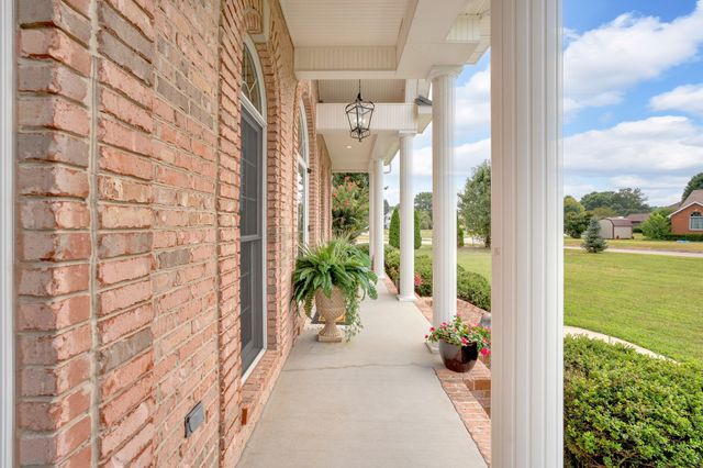 594 Waters Edge Dr, Estill Springs, TN 37330