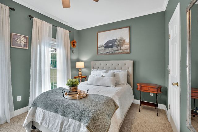 594 Waters Edge Dr, Estill Springs, TN 37330