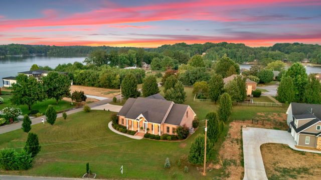 594 Waters Edge Dr, Estill Springs, TN 37330