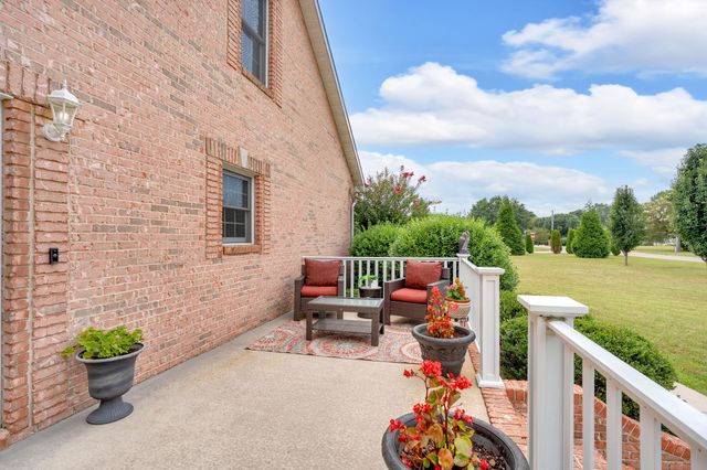 594 Waters Edge Dr, Estill Springs, TN 37330