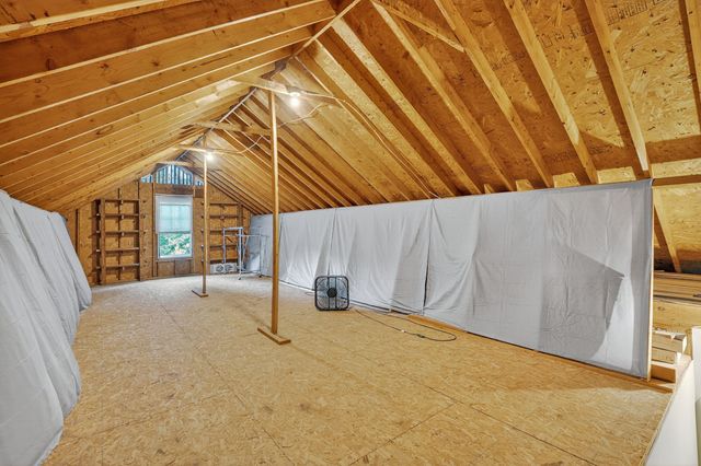 594 Waters Edge Dr, Estill Springs, TN 37330