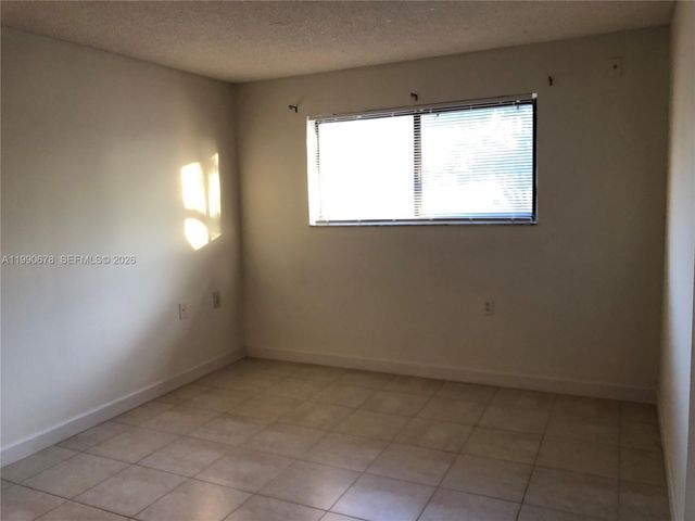 7140 NW 179th St 204, Hialeah, FL 33015
