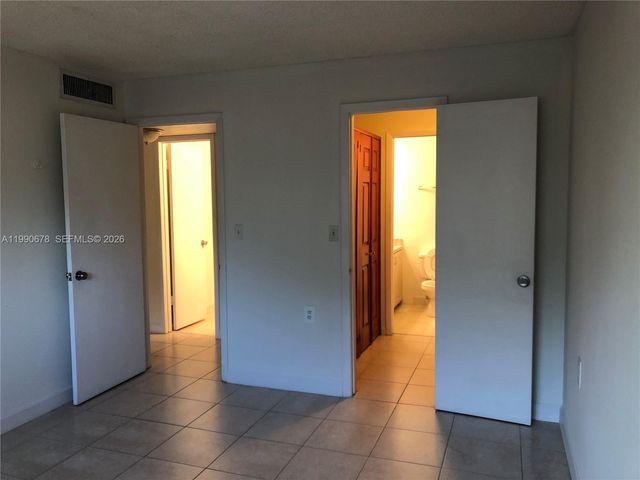 7140 NW 179th St 204, Hialeah, FL 33015
