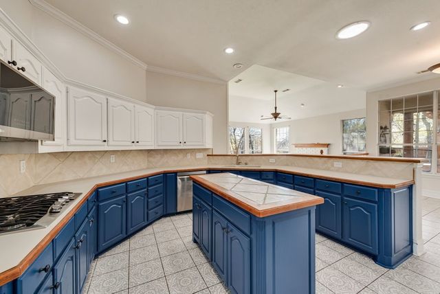 608 Hawthorn Circle, Highland Village, TX 75077